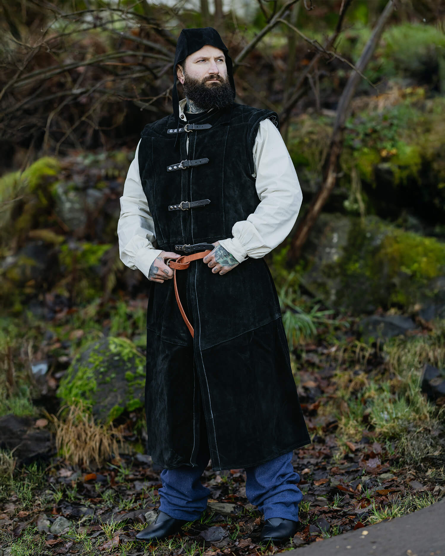 Garen_Vest_Long_Black_Mattis_Belt_Brown_Cornelio_Leather_Cap_Black_Ranulf_Thorsberg_Trousers_Blue_1_1920x1920.jpg.pagespeed.ce.ENPnJM5Pth